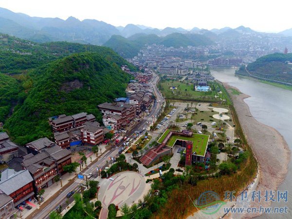 赤水河旅游公路旁的綜合服務(wù)體。（貴州省公路局提供）