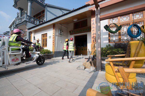 10月31日，在道場鄉(xiāng)紅里山村，保潔員進入專門的環(huán)保小屋休息。