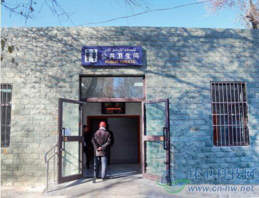 11月6日，南公園門口北側(cè)，改造好的公廁外景。記者喻義昌攝