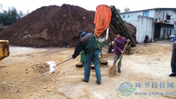 工人將機(jī)器碾碎的園林廢棄物鏟入發(fā)酵堆，噴灑生物菌劑攪拌后，自然發(fā)酵兩到四個(gè)月，就能成為有機(jī)介質(zhì)，用來改良土壤