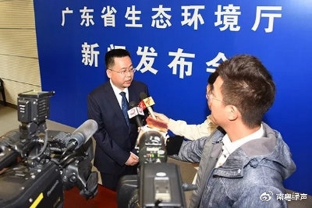 ▲省生態(tài)環(huán)境廳黨組成員、副廳長陳金鑾接受記者采訪